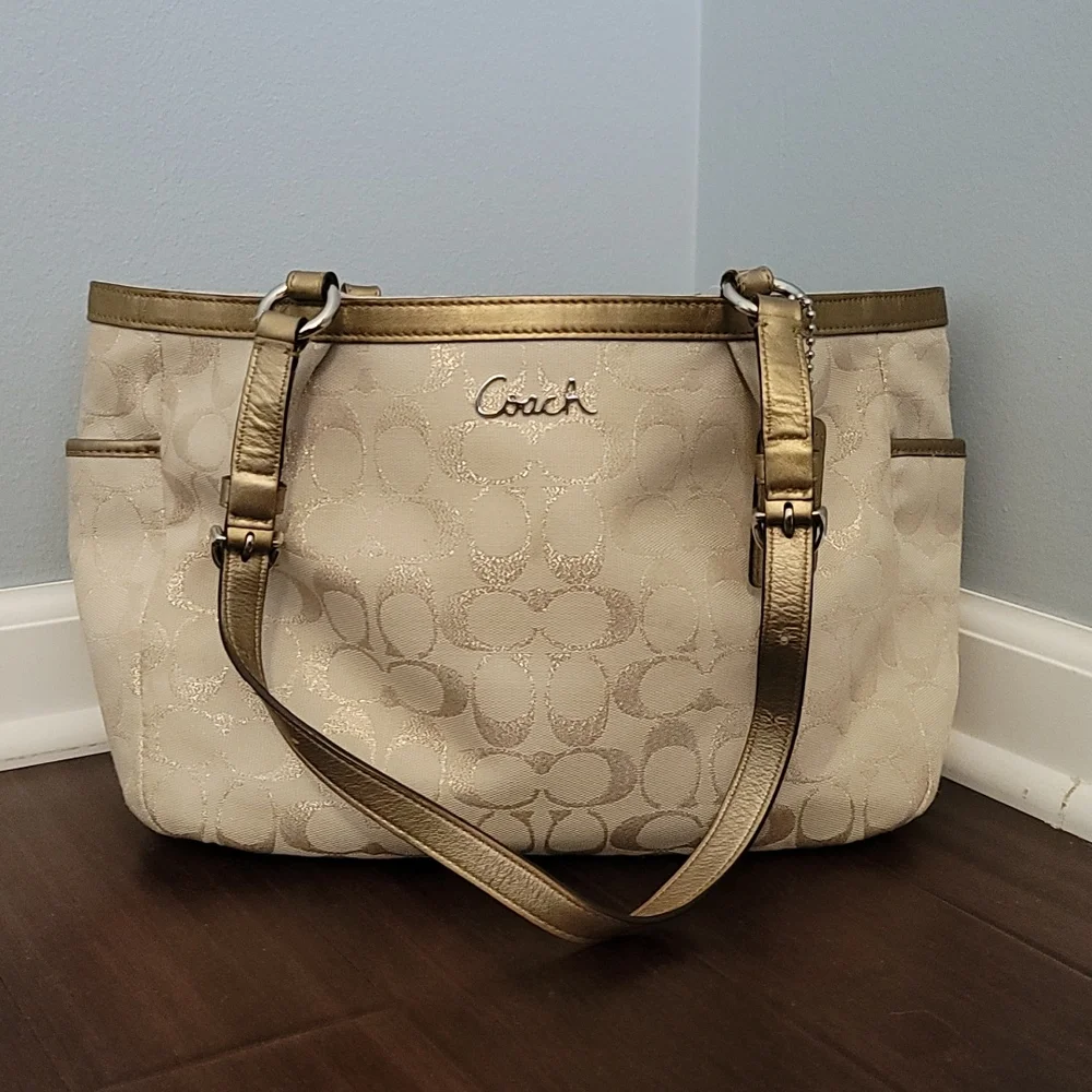 バッグ COACH SHOULDER BAG SIGNATURE GOLD Coach | Bags | Coach Bag Gold With Signature Logo | Poshmark